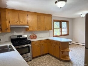 121 Pinehurst Ave in New Britain, CT - Building Photo - Building Photo