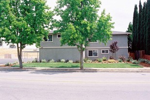 7460 Rogers Ln in Gilroy, CA - Foto de edificio - Building Photo