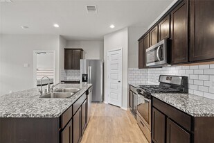 10929 33rd Ave N in Texas City, TX - Building Photo