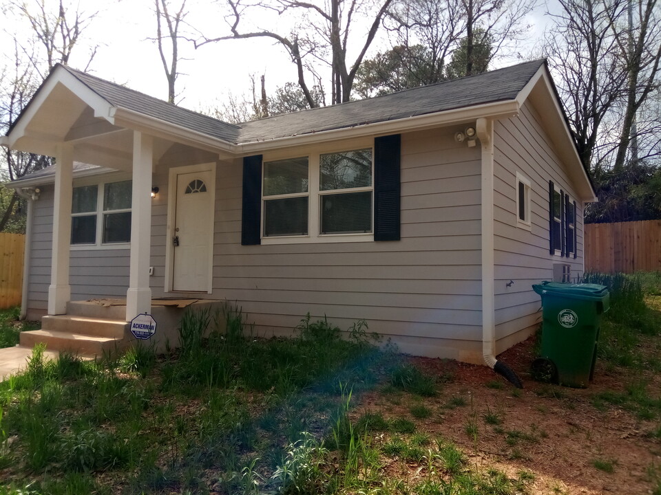 562 Woodland Ave in Scottdale, GA - Building Photo