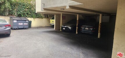 1013 N San Vicente Blvd in West Hollywood, CA - Building Photo - Building Photo