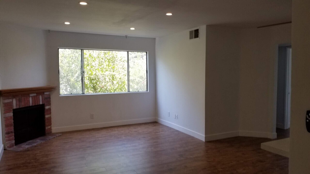 14126 Tiara St, Unit APT# 2-R in Los Angeles, CA - Building Photo