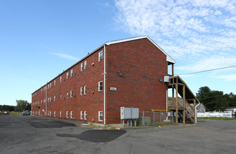 Carriage House Apartments in Feeding Hills, MA - Foto de edificio - Building Photo