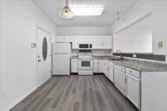 7042 Tyler Ln in Indianapolis, IN - Building Photo - Building Photo