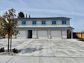 677 Illinois Ave in Los Banos, CA - Building Photo
