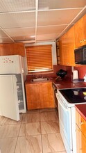9360 SW 87th Ave in Miami, FL - Foto de edificio - Building Photo