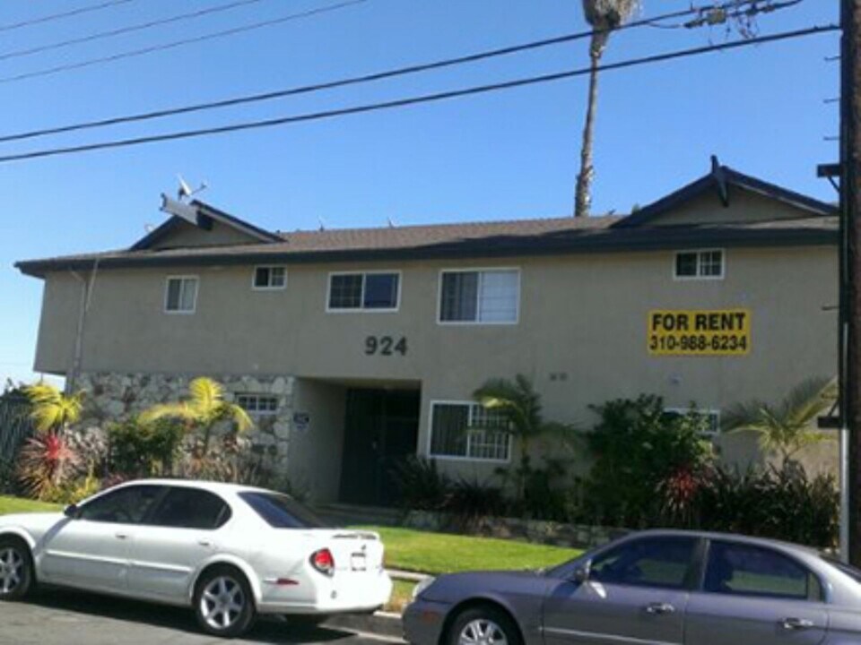 924 Larch St. in Inglewood, CA - Foto de edificio