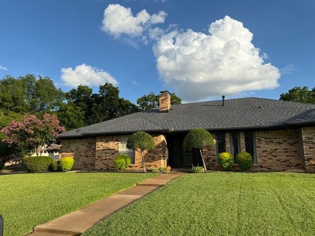 206 Turpin Dr in Lewisville, TX - Foto de edificio - Building Photo