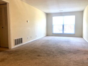 1913 W 1st St in Ankeny, IA - Foto de edificio - Building Photo