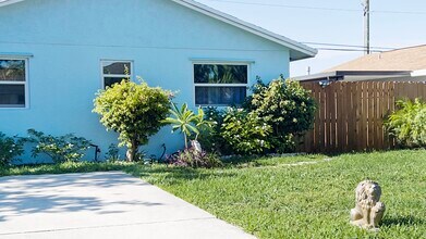 4915 Weymouth St in Greenacres, FL - Building Photo - Building Photo