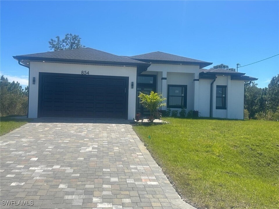 402 Irving Ave in Lehigh Acres, FL - Building Photo