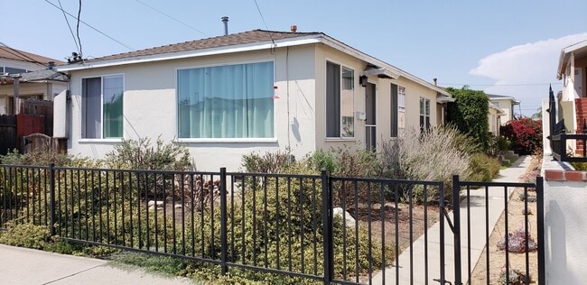 324-330 W 19th St in Los Angeles, CA - Building Photo - Building Photo