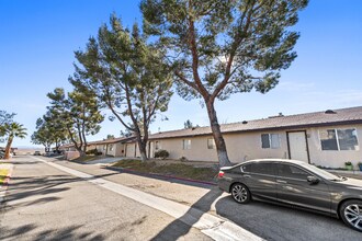 121 N Gateway Blvd in Ridgecrest, CA - Building Photo - Building Photo