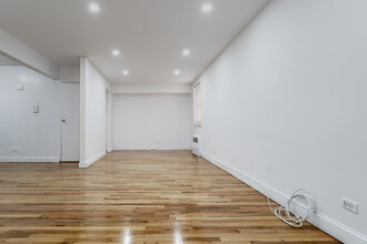 142-27 Barclay Ave in Flushing, NY - Building Photo - Interior Photo