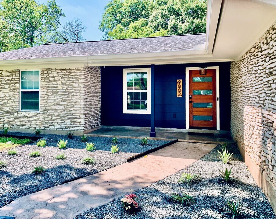 9002 Lodge Ct in Austin, TX - Foto de edificio