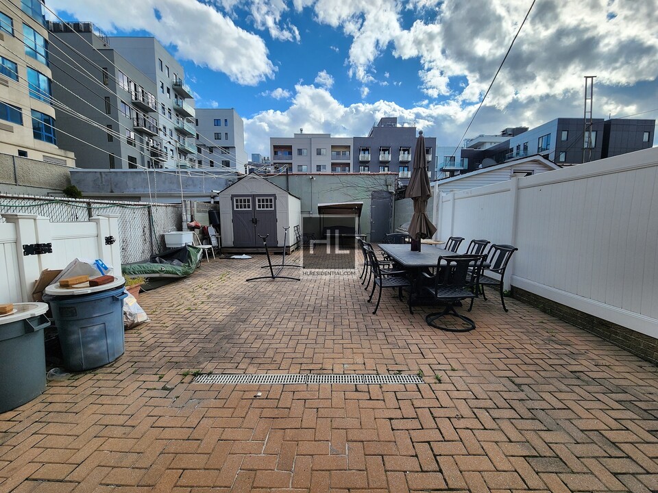 14-46 30th Dr-Unit -2 in Queens, NY - Foto de edificio