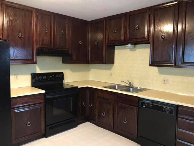 1100 Greenwood Ave in Dodge City, KS - Building Photo - Building Photo