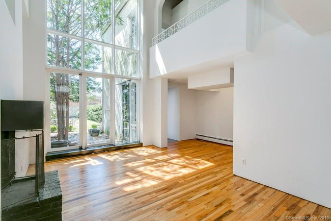 558 Chapel St-Unit -1 in New Haven, CT - Building Photo - Building Photo