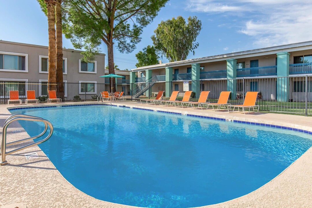 Whispering Pines in Phoenix, AZ - Foto de edificio
