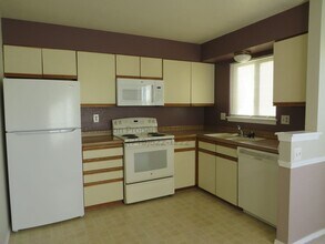 8013 Lexington Park Dr in Colorado Springs, CO - Building Photo - Building Photo