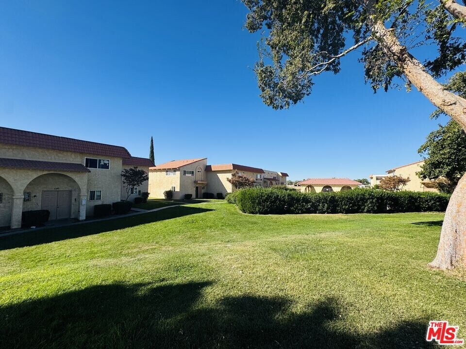 43609 Stanridge Ave in Lancaster, CA - Building Photo