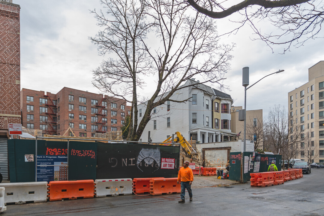 189 E 205th St in Bronx, NY - Foto de edificio