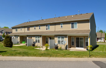 Kings Crossing Townhomes in North Chili, NY - Foto de edificio - Building Photo