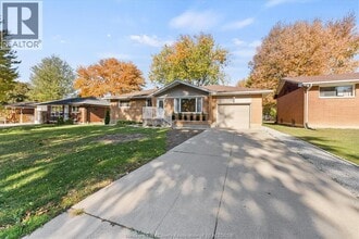 98 Commissioner Dr in Kingsville, ON - Building Photo - Building Photo