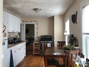 18 Cherry St, Unit 2R in Somerville, MA - Foto de edificio - Building Photo