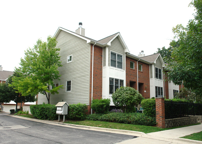 238-246 N Village Ct in Palatine, IL - Building Photo - Building Photo