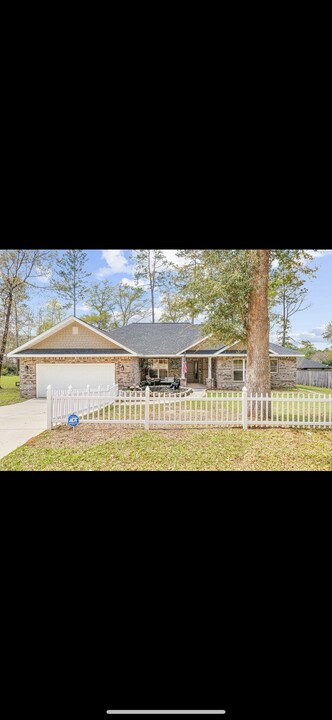 6030 W Dogwood Dr in Crestview, FL - Building Photo