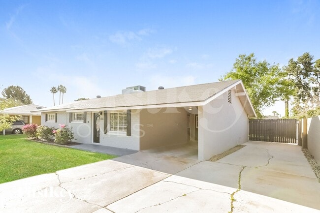 2239 W Earll Dr in Phoenix, AZ - Foto de edificio - Building Photo