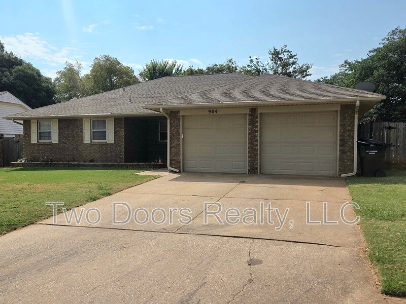904 E Hills Dr in Moore, OK - Building Photo