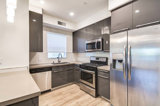 14822 W Magnolia Blvd, Unit 103