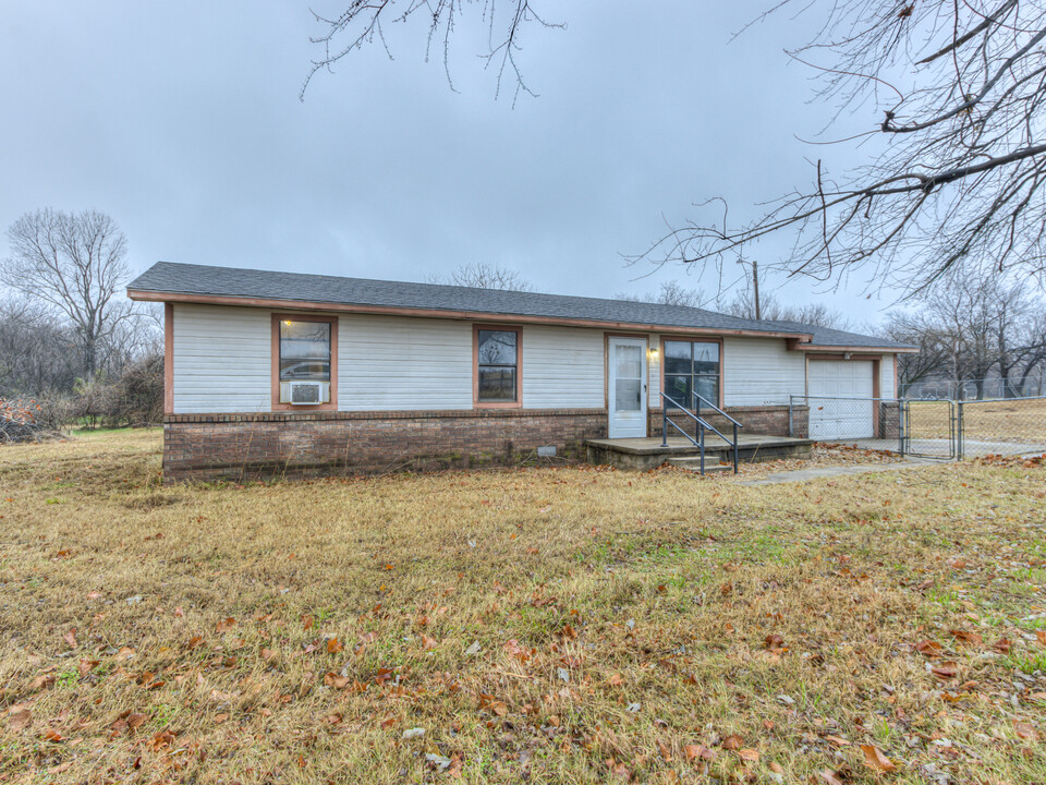 21395 Pioneer Cir in Harrah, OK - Building Photo