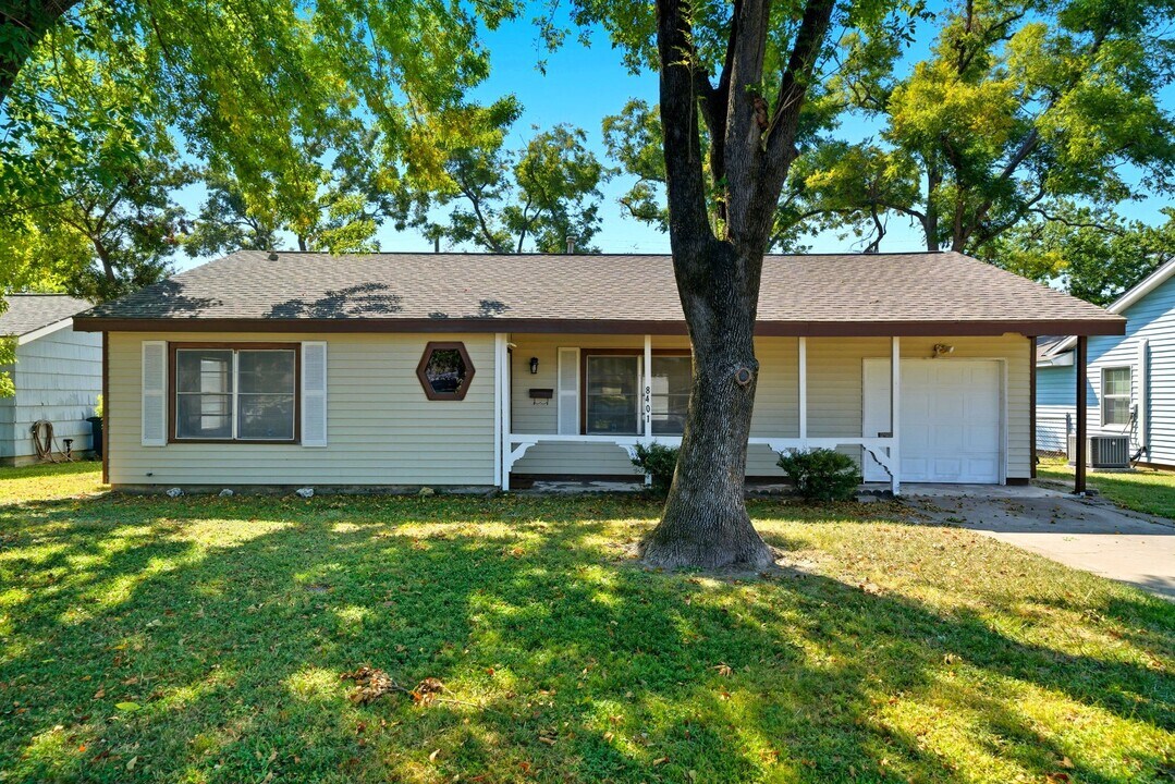 8401 Highcrest Dr in Houston, TX - Building Photo