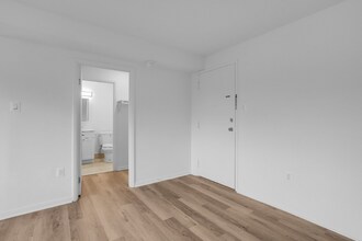 4465 MacArthur Blvd NW in Washington, DC - Foto de edificio - Building Photo