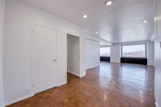 320 Fort Duquesne Blvd in Pittsburgh, PA - Building Photo - Building Photo