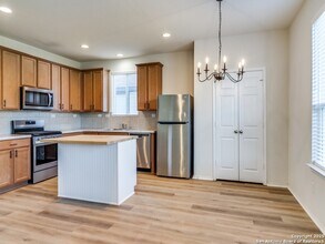 7695 Pecos Rdg in Boerne, TX - Foto de edificio - Building Photo