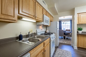 The Brittany Apartments in Pikesville, MD - Foto de edificio - Building Photo