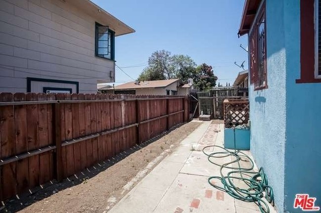 4962 Fountain Ave in Los Angeles, CA - Foto de edificio - Building Photo