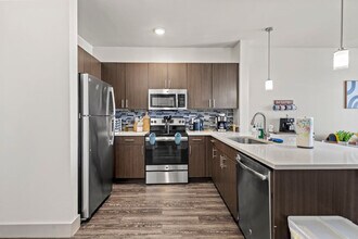 10640 Steppington Dr in Dallas, TX - Building Photo - Building Photo