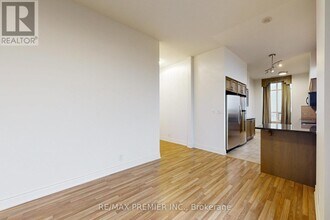 9225 Jane St in Vaughan, ON - Building Photo - Building Photo