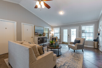 Spring Lake Point in Shreveport, LA - Building Photo - Interior Photo