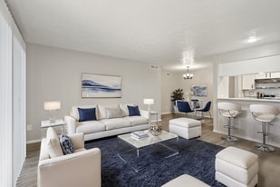 Regal Court Apartments in Dallas, TX - Building Photo