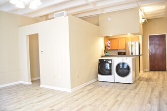 32 Peachtree St NW, Unit 403 in Atlanta, GA - Building Photo - Building Photo