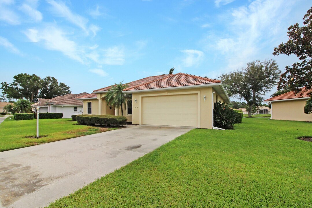 5074 Winter Rose Way in Venice, FL - Building Photo