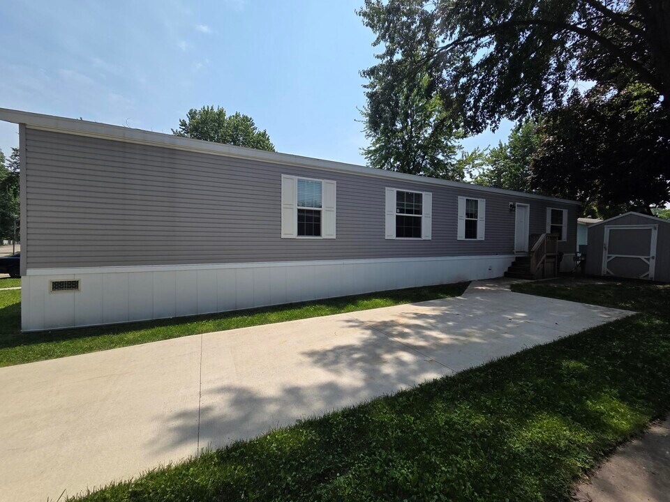 5 Mary Dr in Lansing, MI - Building Photo
