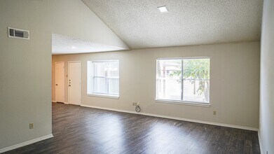 613-615-615 Barbara Jean Dr in Hewitt, TX - Building Photo - Building Photo
