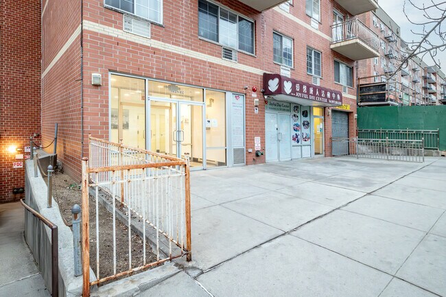 13939 35th Ave in Flushing, NY - Building Photo - Building Photo